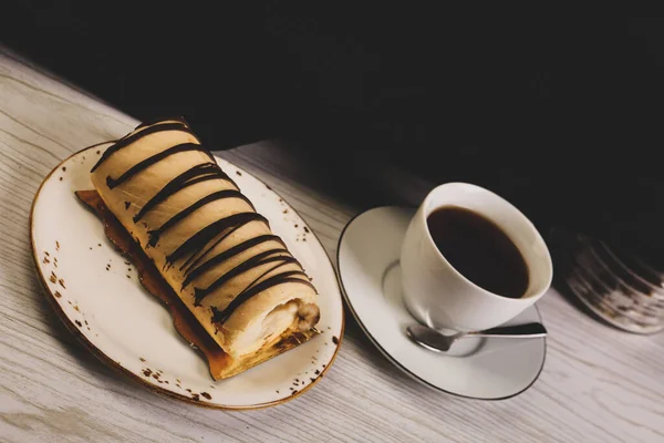 Junta Con Delicioso Pastel Mesa — Foto de Stock