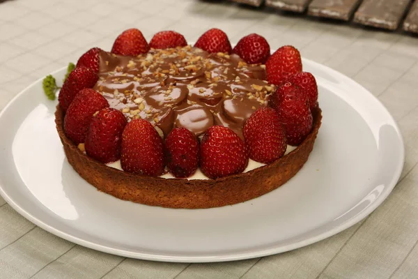 Tabuleiro Com Delicioso Bolo Mesa — Fotografia de Stock