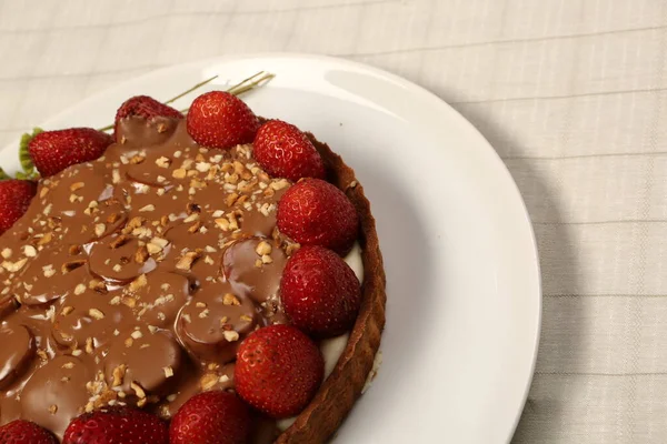 Tabuleiro Com Delicioso Bolo Mesa — Fotografia de Stock