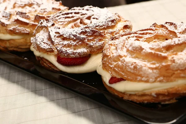 Plateau Avec Délicieux Gâteau Sur Table — Photo