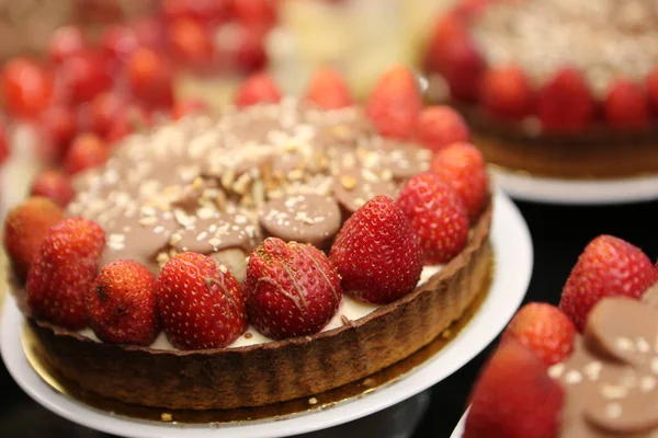 Tabuleiro Com Delicioso Bolo Mesa — Fotografia de Stock