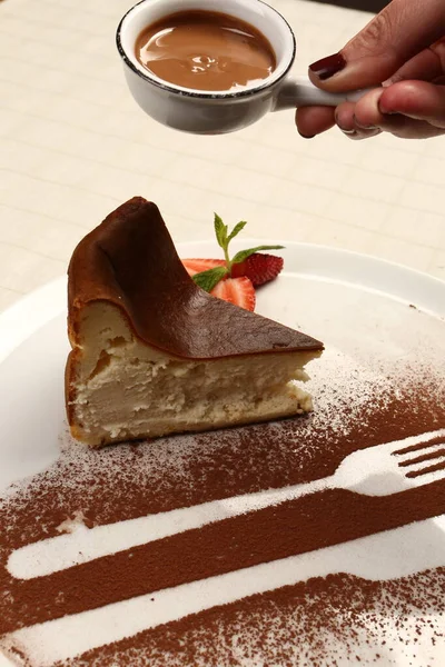 Tabuleiro Com Delicioso Bolo Mesa — Fotografia de Stock