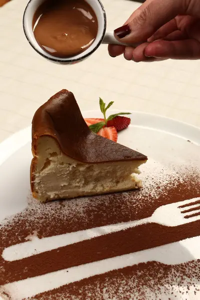 Plateau Avec Délicieux Gâteau Sur Table — Photo