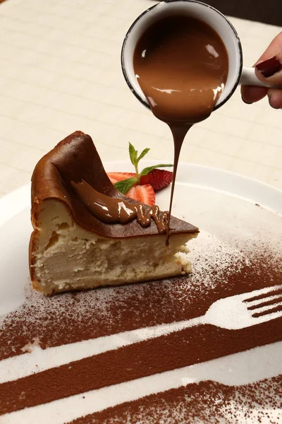 Plateau Avec Délicieux Gâteau Sur Table — Photo