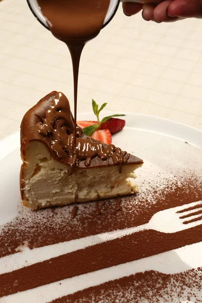 Tavola Con Deliziosa Torta Sul Tavolo — Foto Stock