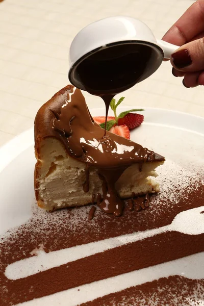 Tavola Con Deliziosa Torta Sul Tavolo — Foto Stock