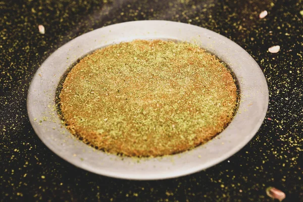 Turkish Dessert Kunefe Kunafa Kadayif Dengan Bubuk Pistachio Dan Keju — Stok Foto