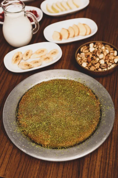 Kunefe Dessert Turc Kunafa Kadayif Avec Poudre Pistache Fromage Chaud — Photo