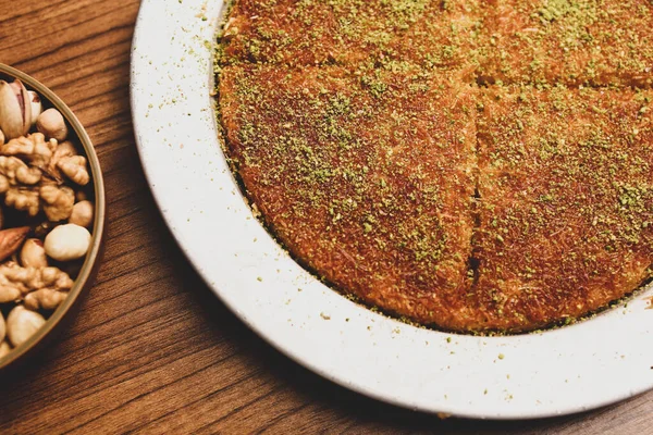 Turks Dessert Kunefe Kunafa Kadayif Met Pistache Poeder Kaas Heet — Stockfoto