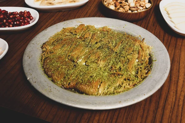 Türk tatlısı, kunafa, kaday fıstığı tozu ve peynirli sıcak yenilen tatlı