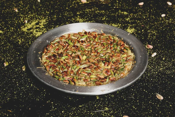 Türk tatlısı, kunafa, kaday fıstığı tozu ve peynirli sıcak yenilen tatlı