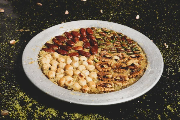 Türk tatlısı, kunafa, kaday fıstığı tozu ve peynirli sıcak yenilen tatlı