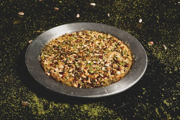 Türk tatlısı, kunafa, kaday fıstığı tozu ve peynirli sıcak yenilen tatlı