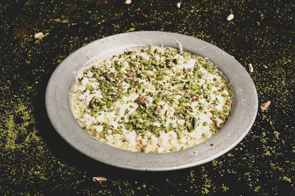 Türk tatlısı, kunafa, kaday fıstığı tozu ve peynirli sıcak yenilen tatlı