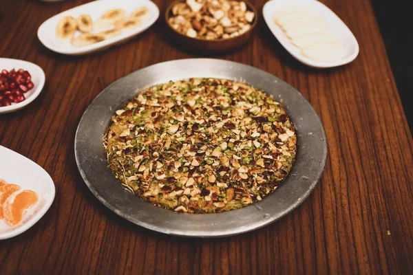 Türk tatlısı, kunafa, kaday fıstığı tozu ve peynirli sıcak yenilen tatlı