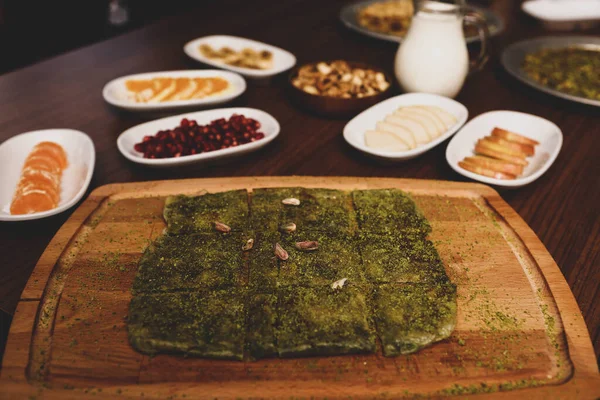 Türk tatlısı, kunafa, kaday fıstığı tozu ve peynirli sıcak yenilen tatlı