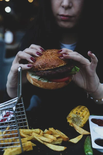 Domácí Hamburger Čerstvou Zeleninou — Stock fotografie