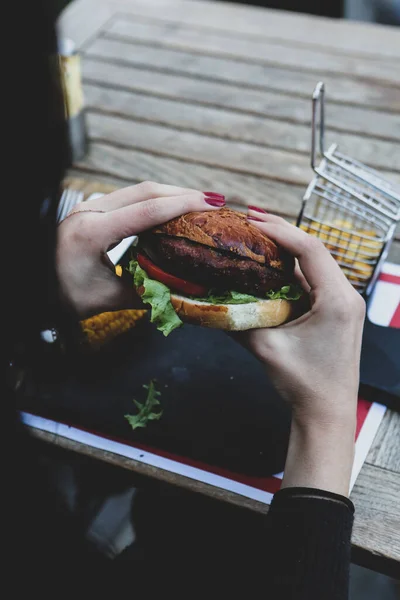 Домашній Гамбургер Свіжими Овочами — стокове фото