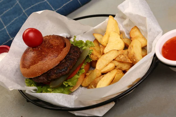 Házi Hamburger Friss Zöldségekkel — Stock Fotó