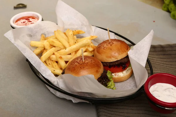 Házi Hamburger Friss Zöldségekkel — Stock Fotó