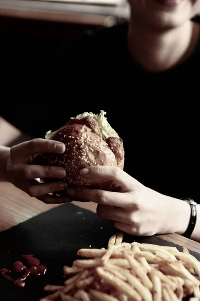 Hamburguesa Casera Con Verduras Frescas — Foto de Stock