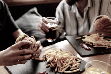 Taze sebzeli ev yapımı hamburger.