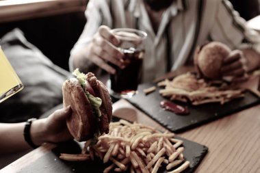 Taze sebzeli ev yapımı hamburger.