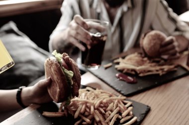 Taze sebzeli ev yapımı hamburger.