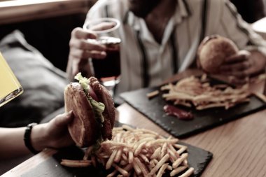 Taze sebzeli ev yapımı hamburger.