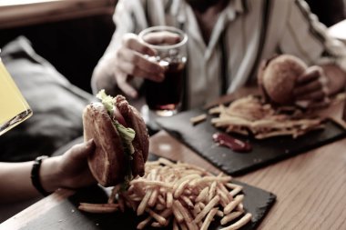 Taze sebzeli ev yapımı hamburger.