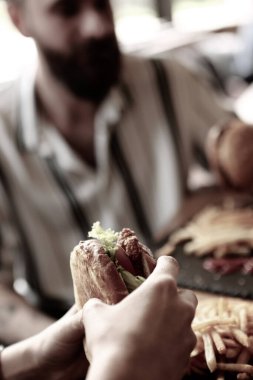 Taze sebzeli ev yapımı hamburger.