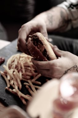 Taze sebzeli ev yapımı hamburger.