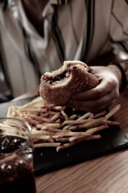 Taze sebzeli ev yapımı hamburger.