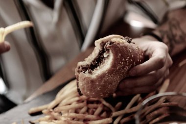 Taze sebzeli ev yapımı hamburger.