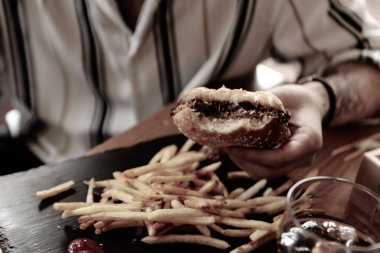 Taze sebzeli ev yapımı hamburger.