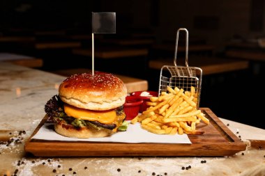 Taze sebzeli ev yapımı hamburger.