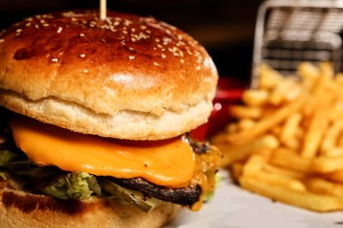 Taze sebzeli ev yapımı hamburger.