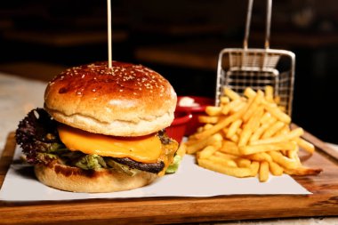 Taze sebzeli ev yapımı hamburger.