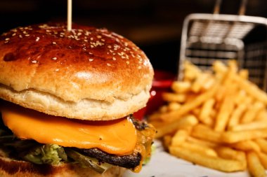 Taze sebzeli ev yapımı hamburger.