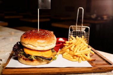 Taze sebzeli ev yapımı hamburger.