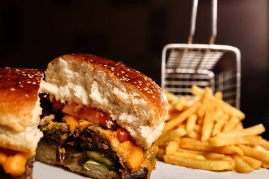 Taze sebzeli ev yapımı hamburger.