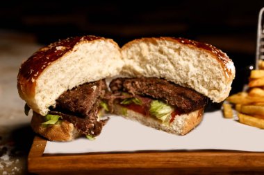 Taze sebzeli ev yapımı hamburger.