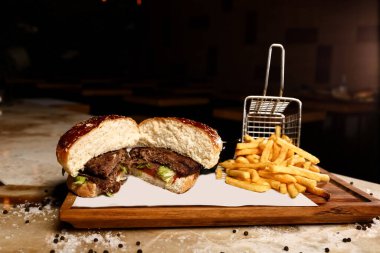 Taze sebzeli ev yapımı hamburger.