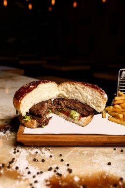 Taze sebzeli ev yapımı hamburger.