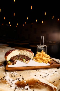 Taze sebzeli ev yapımı hamburger.