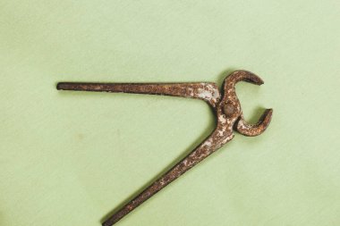 Bir çift paslı meme ucu.