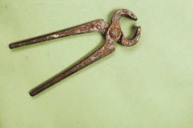 Bir çift paslı meme ucu.