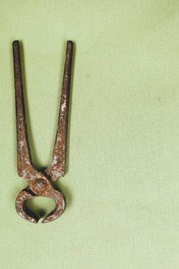 Bir çift paslı meme ucu.