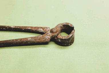 Bir çift paslı meme ucu.