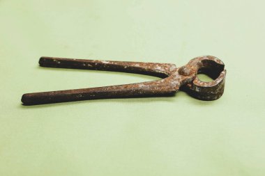 Bir çift paslı meme ucu.